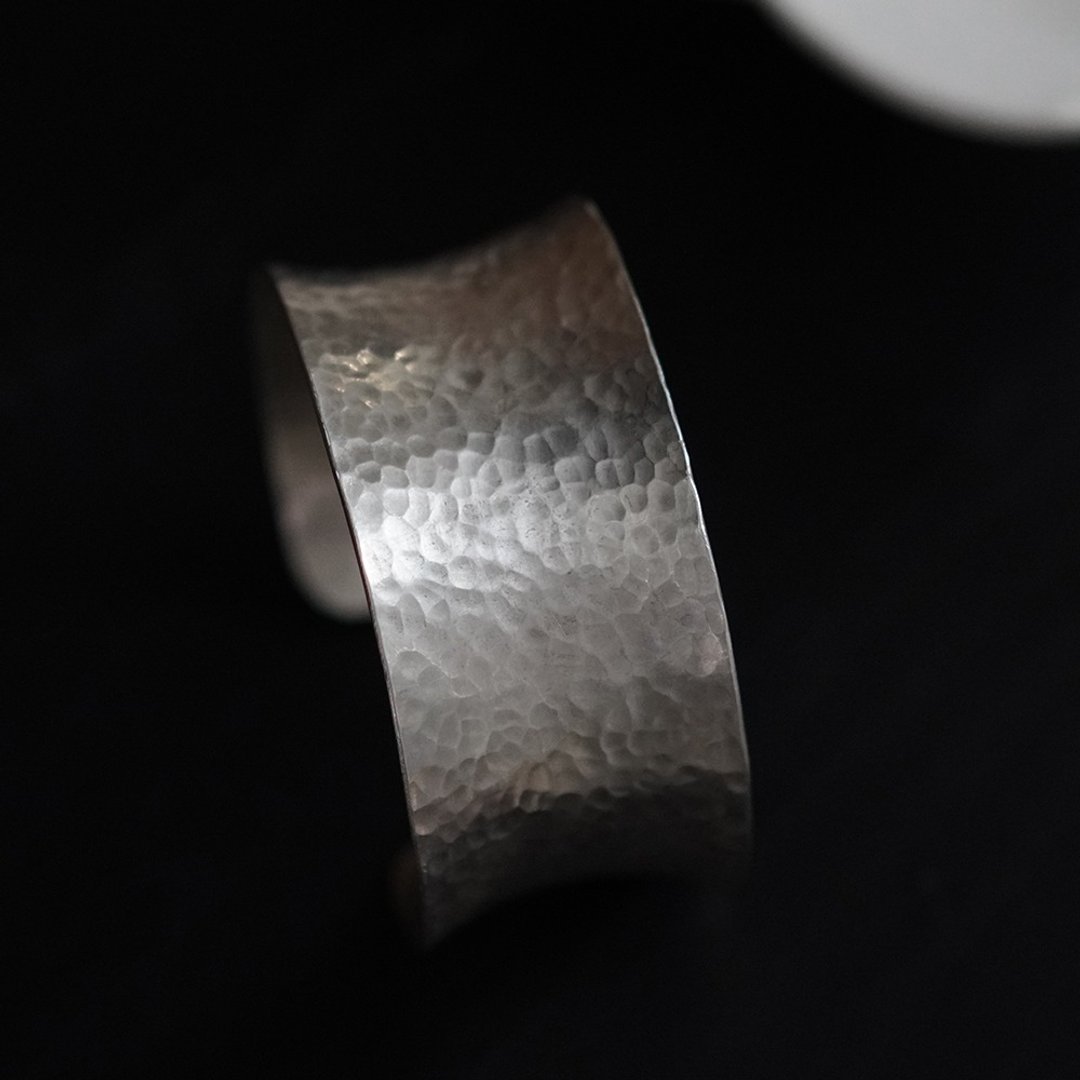 纯手工锤纹纯银宽镯 - 手链/手环 - 纯银 银色