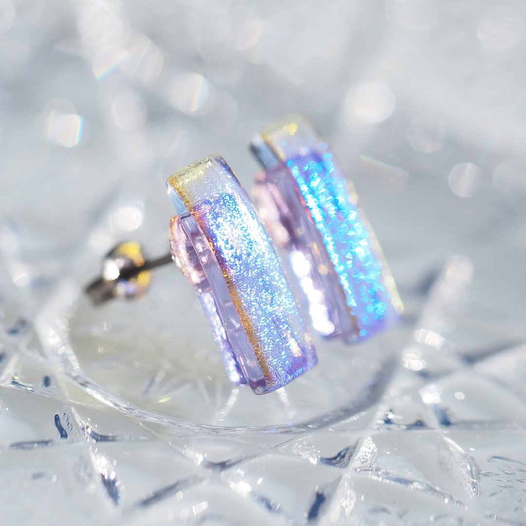 Small glowing glass that changes color (Nano [Magic]) Titanium earrings / Clip-On[Choice of metal fittings] [Made to order] - 耳环/耳夹 - 玻璃 紫色