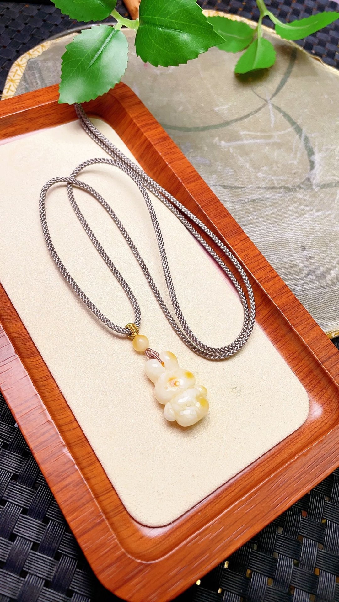 原创手工定制天然蜜蜡小兔子吊坠 色泽油润 规格:24.3×16×8.5 - 项链 - 宝石 