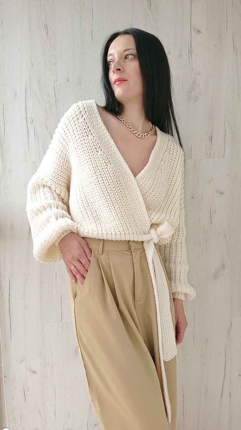 Wrap cardigan Cropped sweater jacket V neck sweater in wool White loose top M - 女装针织衫/毛衣 - 羊毛 