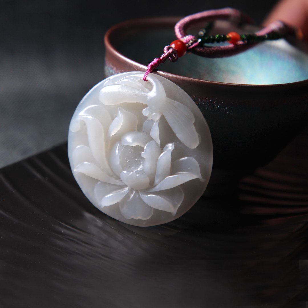 和田玉烟灰吊坠蜻蜓扰莲梦莲花玉雕圆牌项链仙气莹莹灵秀天成 - 项链 - 玉石 