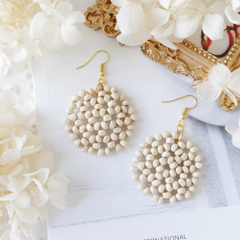 花团锦簇 实木编织捕梦耳环 白 - 耳环/耳夹 - 木头 白色