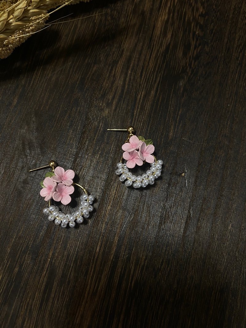 少女莉莉 粉绣球花 珍珠串耳环 - 耳环/耳夹 - 陶 粉红色