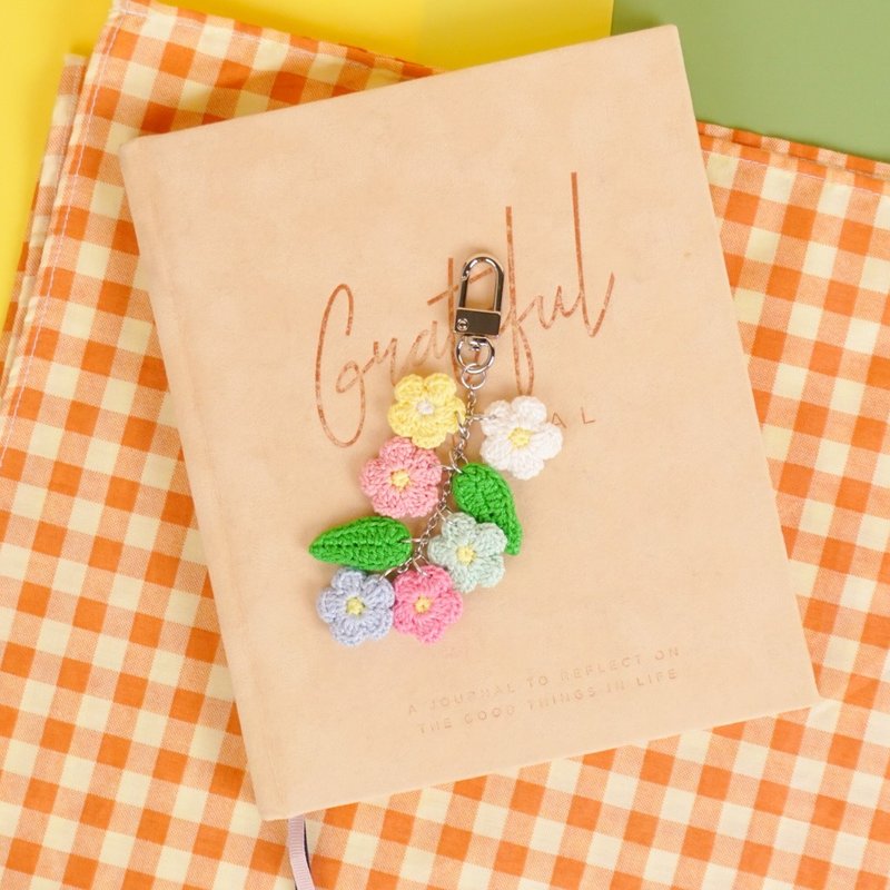 Flower keychain charm zipper  key ring key chain bag charm handmade gift - 吊饰 - 棉．麻 多色