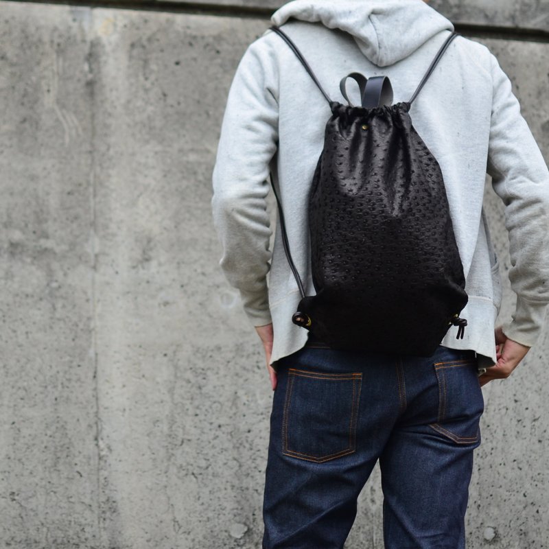 沉稳风格的大人真皮后背包 柔软的黑色鸵鸟纹后背包 可收纳电脑与 A4 尺寸物品 - 束口袋双肩包 - 真皮 黑色