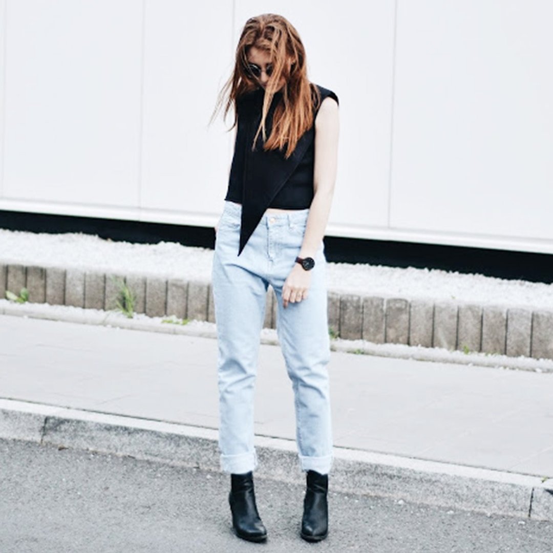 Kyleigh Open Crossback Top in Black - 女装上衣 - 聚酯纤维 黑色