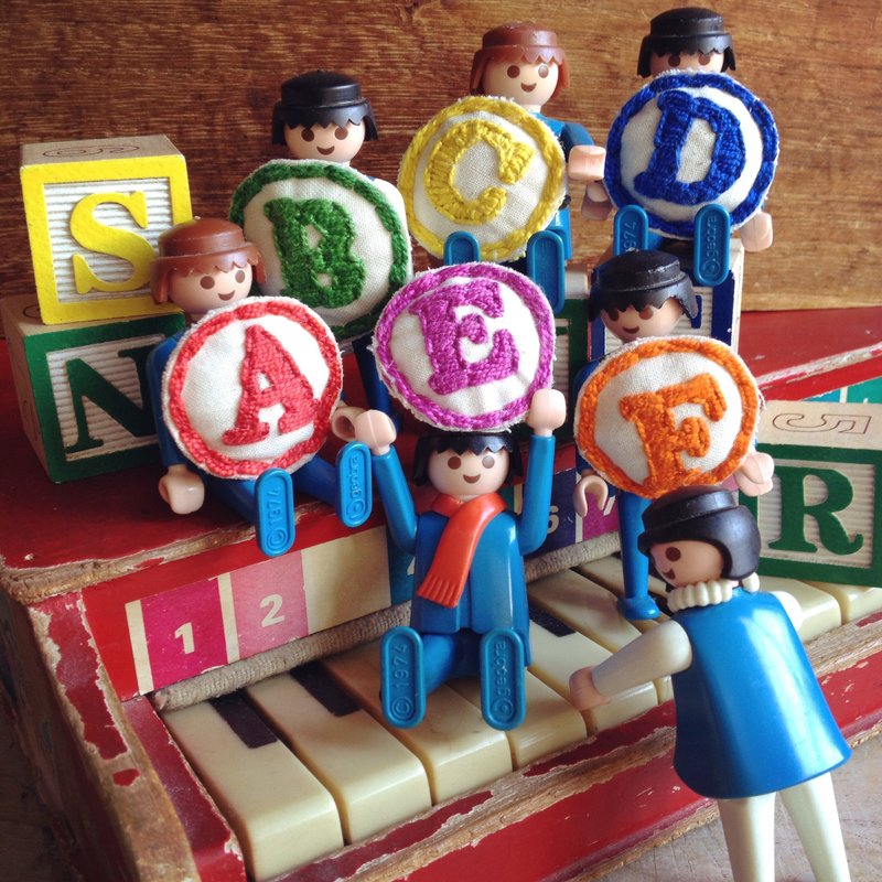 英文字母小圆章 (多色) ALPHABET / 手工刺绣 别针 胸针 扣针 - 胸针 - 绣线 多色