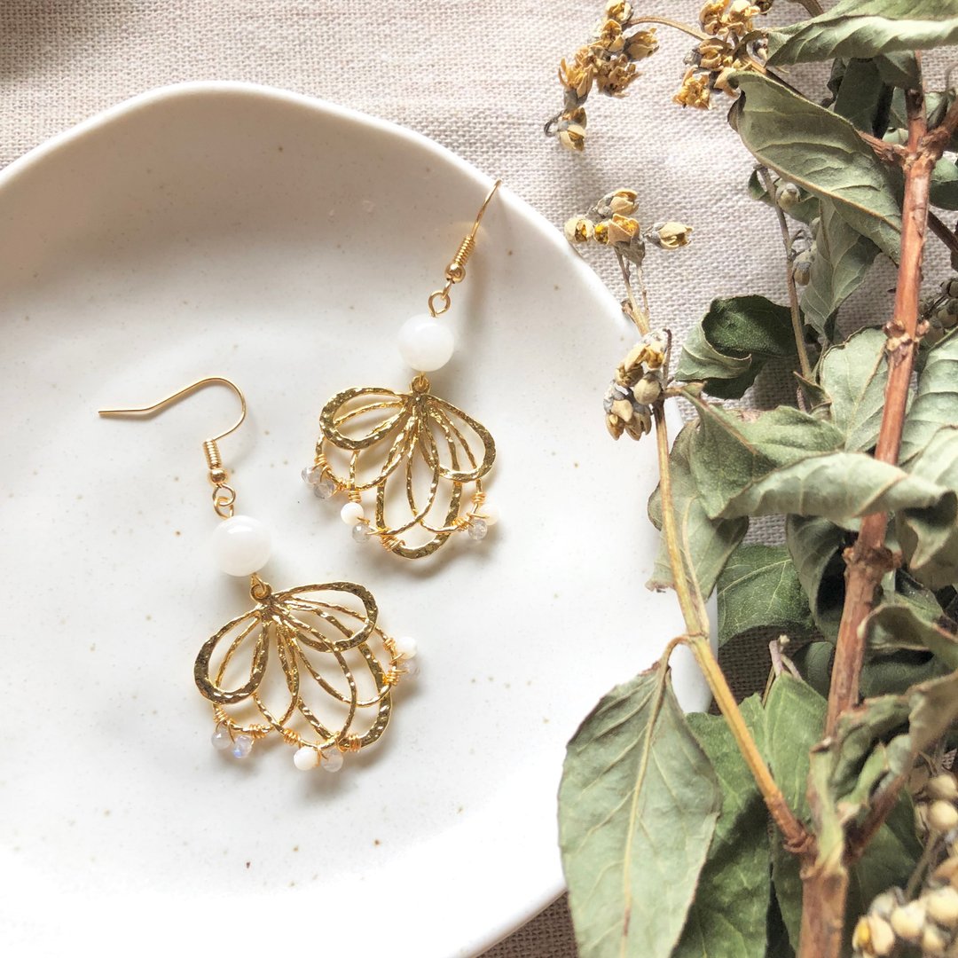 和田玉/拉长石/白贝壳耳环 Jade Earrings - 耳环/耳夹 - 玉石 白色