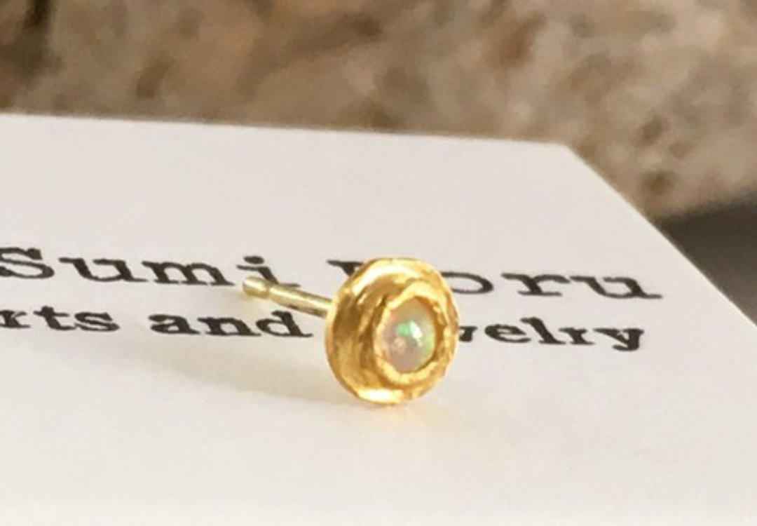 Natural Opal Pure Gold Stud Earrings K24 Pure Gold + Opal One Ear - 耳环/耳夹 - 其他金属 