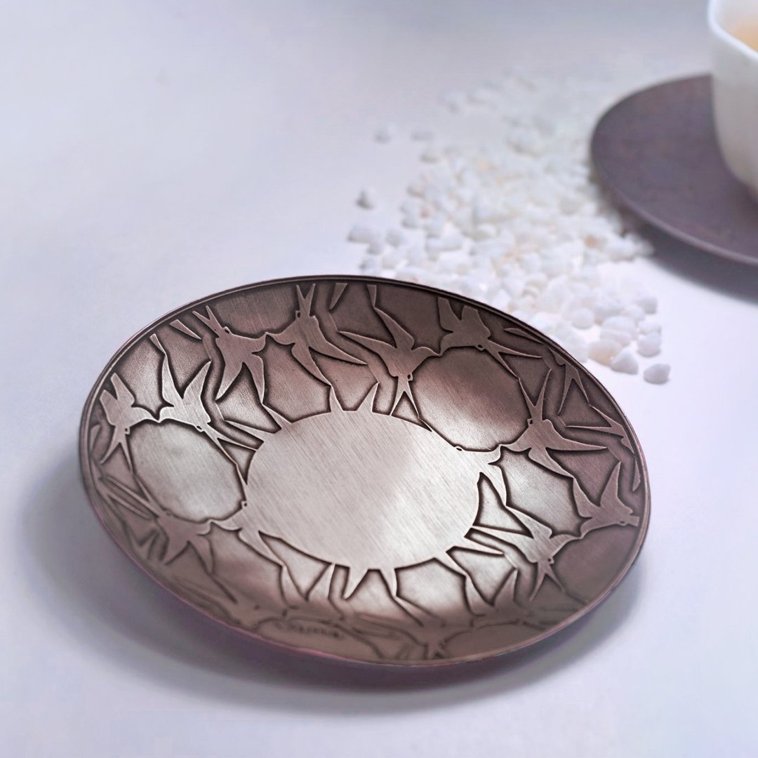 锻敲蚀刻小茶杯托-比翼双飞(大燕纹)【定制化】【礼盒】【新年】 - 摆饰 - 其他材质 咖啡色