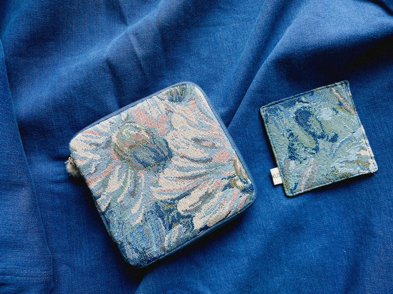 古典油画风格蓝色系 迷你小包 卡包 客制化内格 蓝牙耳机包 - 零钱包 - 棉．麻 蓝色