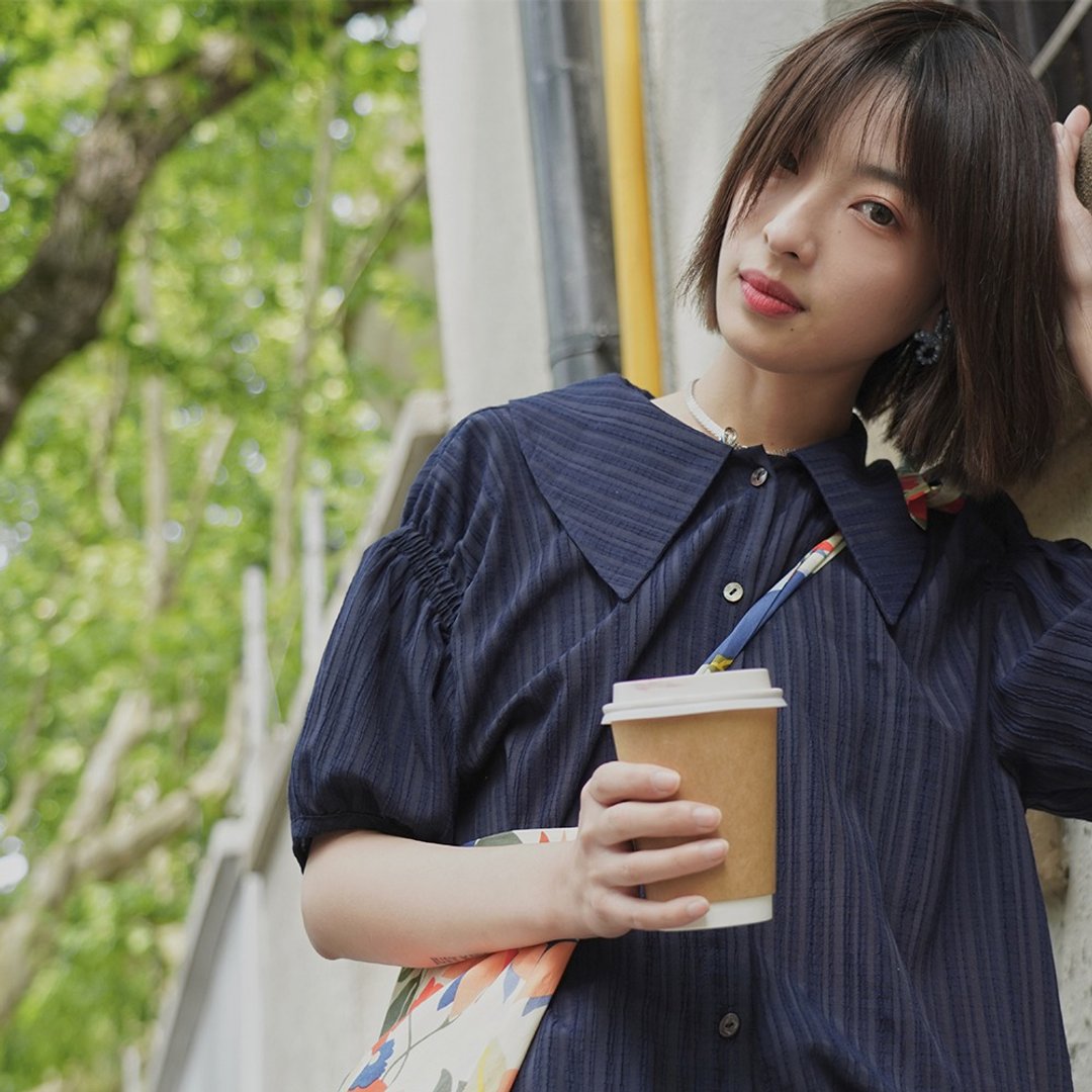 藏青色肌理感大翻领衬衫|衬衫|夏款|粘胶+涤纶|Sora-486 - 女装衬衫 - 其他人造纤维 