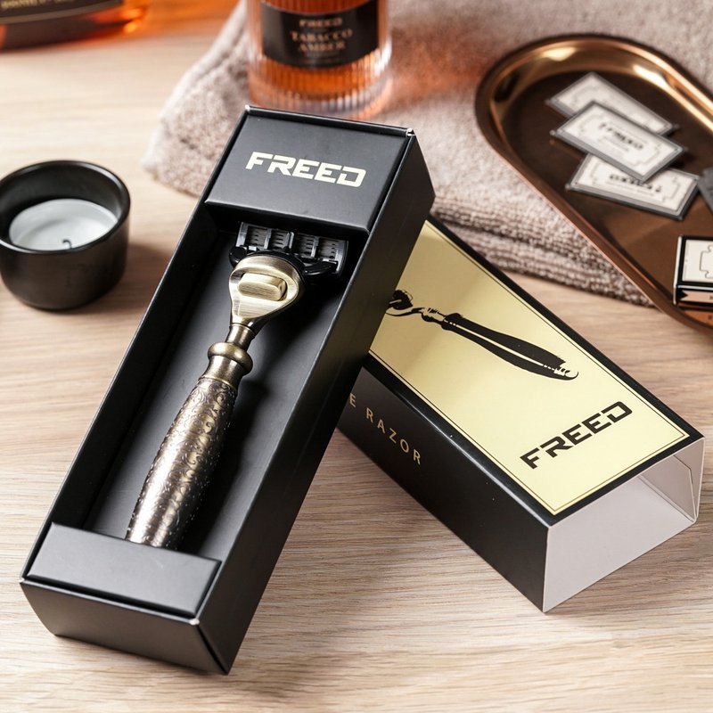 【FREED】蚀刻系列 - 五刀式刮胡刀 - 仿古铜蚀刻雕花 定制化刻字 - 男性清洁护肤品 - 其他金属 金色