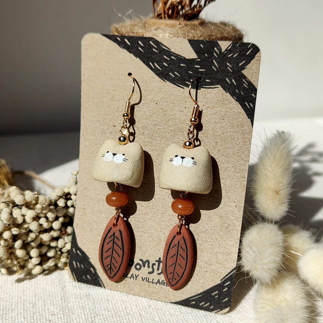 【Gift Box】Ivory-white Kitten/long leafy tail Earrings - 耳环/耳夹 - 陶 