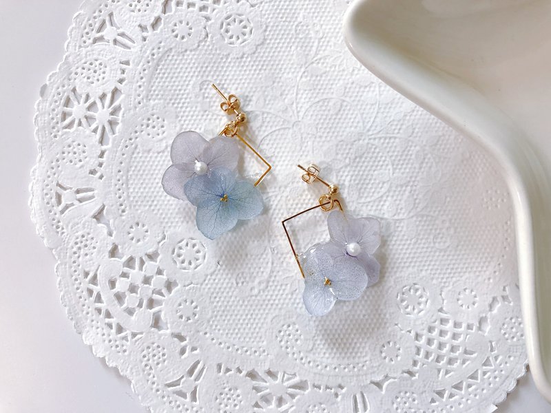 小小森林家族系列-刺猬姐姐的花裙 手作 压花 干燥花 垂坠 耳针耳夹 - 耳环/耳夹 - 其他材质 多色