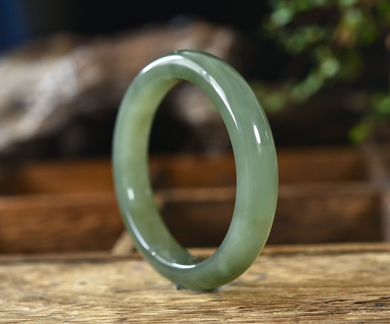 天然和田玉湖水绿手镯  圈口55.3mm  水头超好 - 手链/手环 - 玉石 