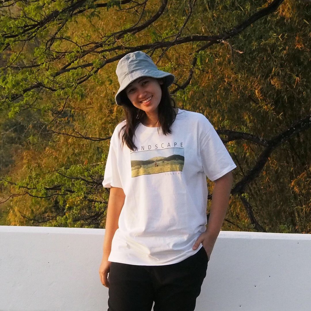 T-shirt Grassland (Girl and her cat's journey) - 女装 T 恤 - 棉．麻 白色