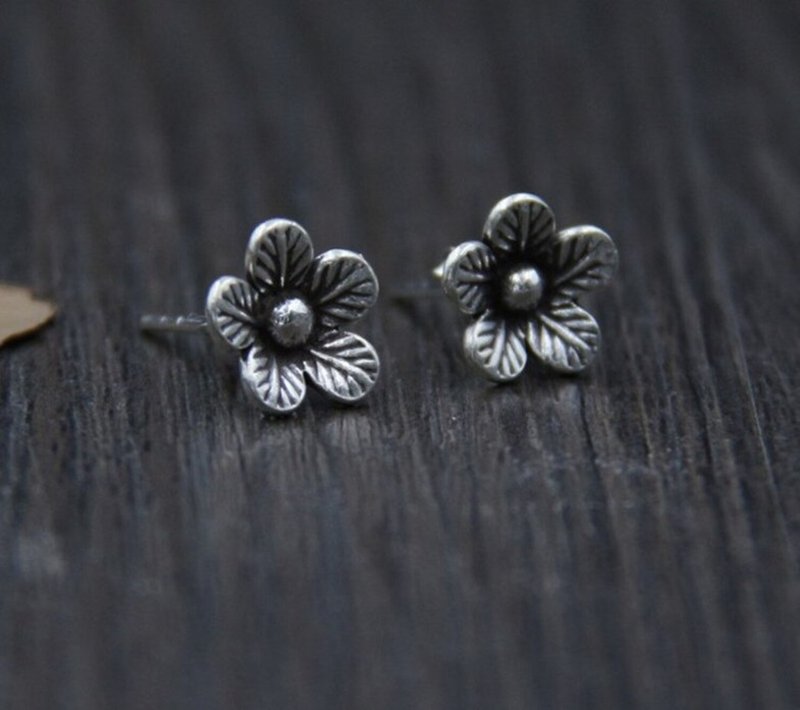 Real S925 Sterling Thai Silver Women Vintage Ethnic Plum Flower Studs Handmade - 耳环/耳夹 - 纯银 银色