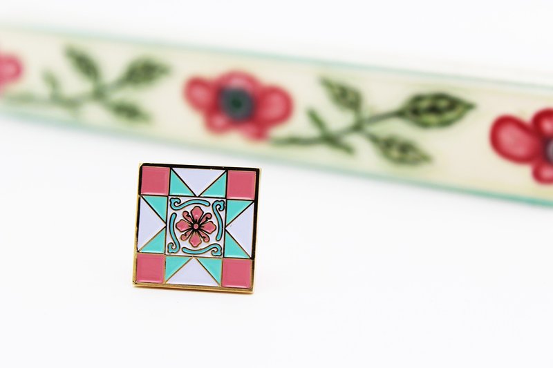 台湾花砖胸章---秋菊高洁  - 徽章/别针 - 其他金属 白色