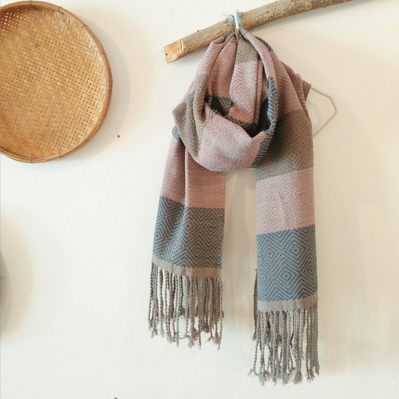 Geometric pattern shawl / gray / plant dyeing hand weaving - 围巾/披肩 - 棉 多色