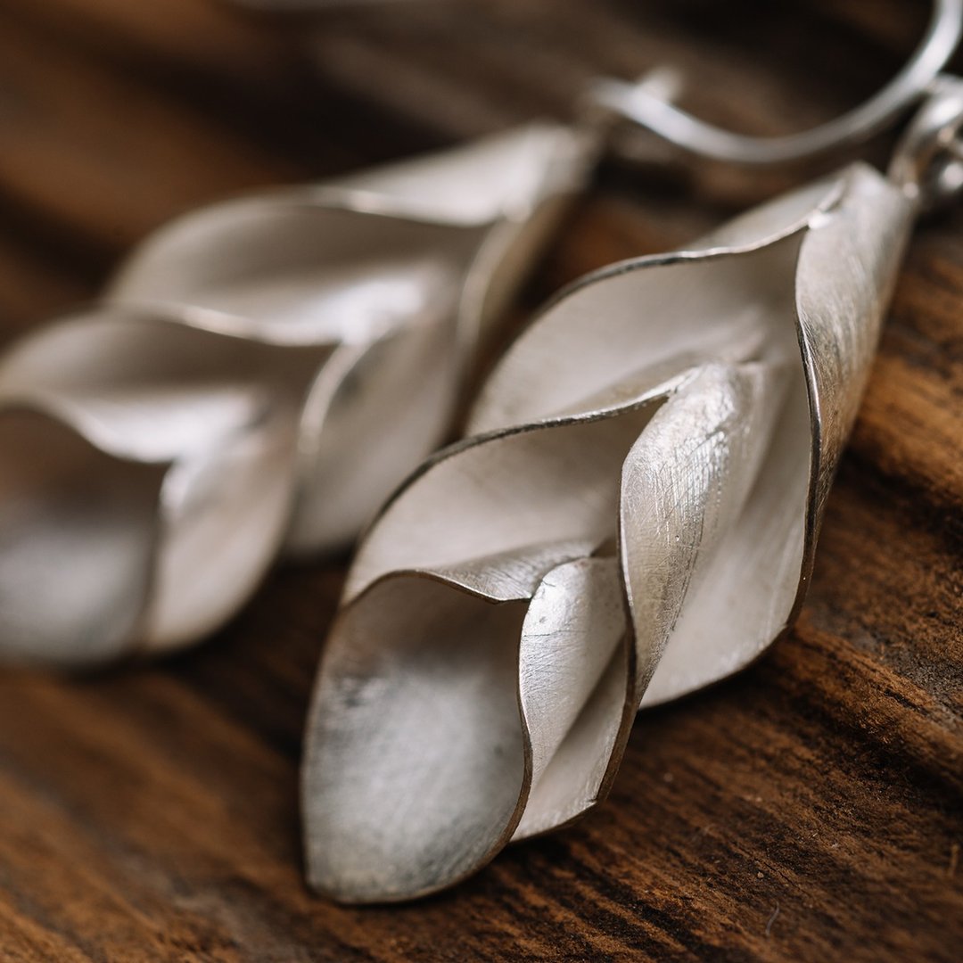 Three hanging Calla lily flowers handmade silver earrings (E0205) - 耳环/耳夹 - 银 银色