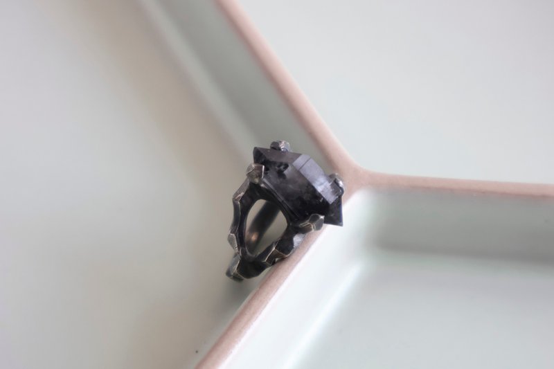 原石美 闪灵水晶原石矿石纯银做旧戒指 港码11.5号 - 戒指 - 纯银 黑色