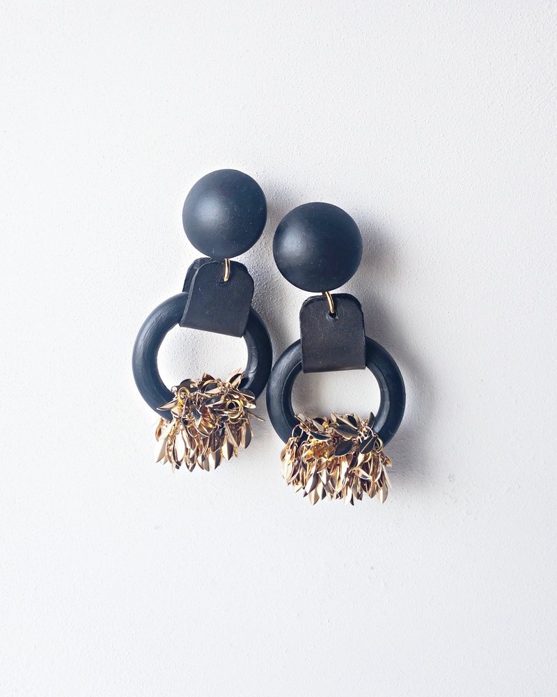 Galaxy 2way earrings /floating/ Interchangeable  circle - 耳环/耳夹 - 木头 黑色