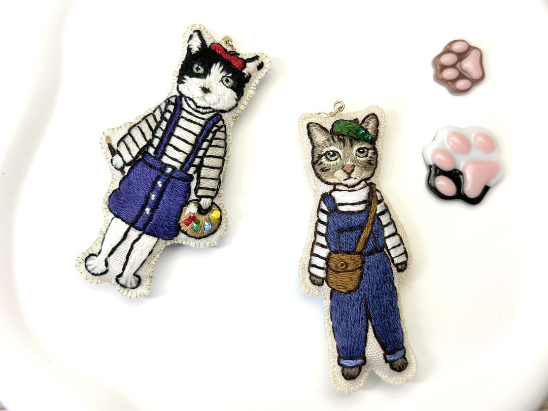 【法国画家造型】定制化猫咪刺绣 匙扣/ 包包挂饰 - 吊饰 - 绣线 多色