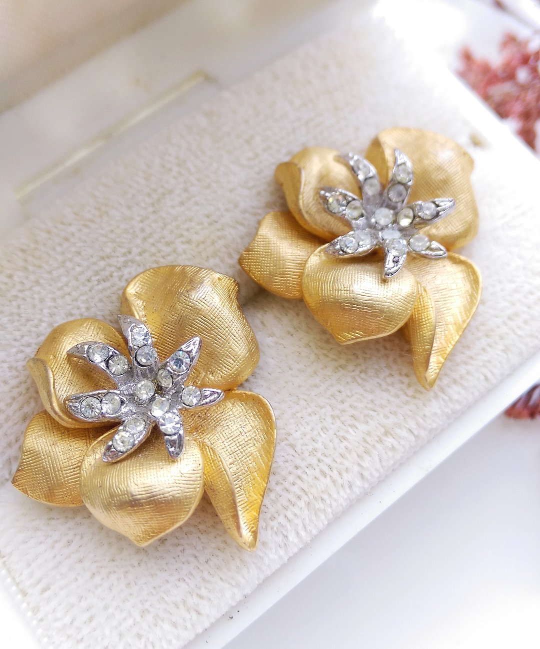 Vintage Jewelry 西洋古董饰品 哑光 刷纹 优美花形 针式耳环 - 耳环/耳夹 - 其他金属 金色