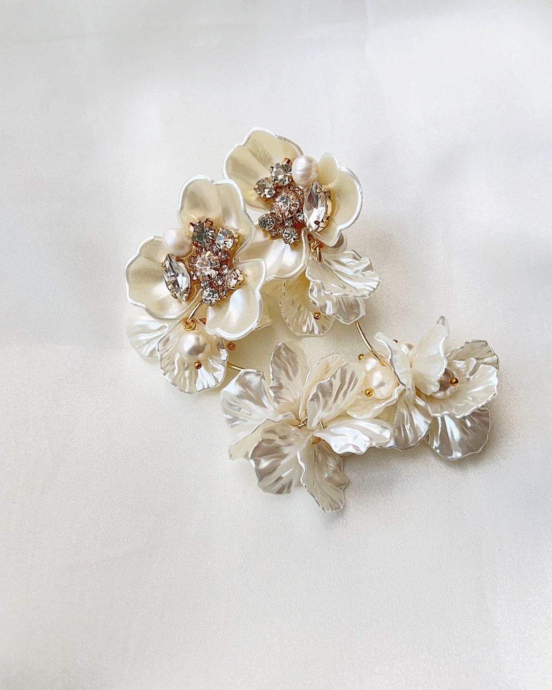 Wedding Flower Earrings Bride Formal Flower Freshwater Pearl Petal Hypoallergenic Clip-On - 耳环/耳夹 - 其他金属 金色