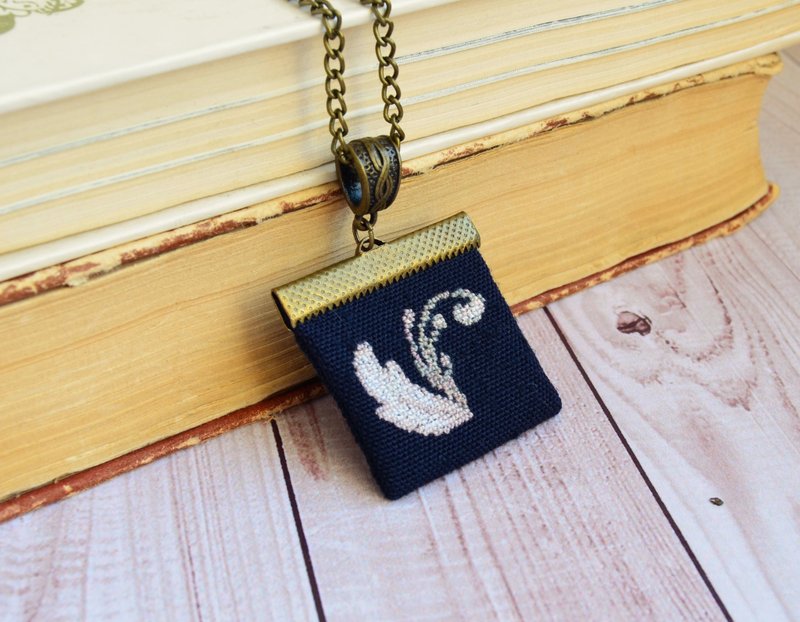 白叶吊坠十字绣海军蓝色首饰织物亚麻项链手工制作的自然礼物送给 - 项链 - 绣线 黑色