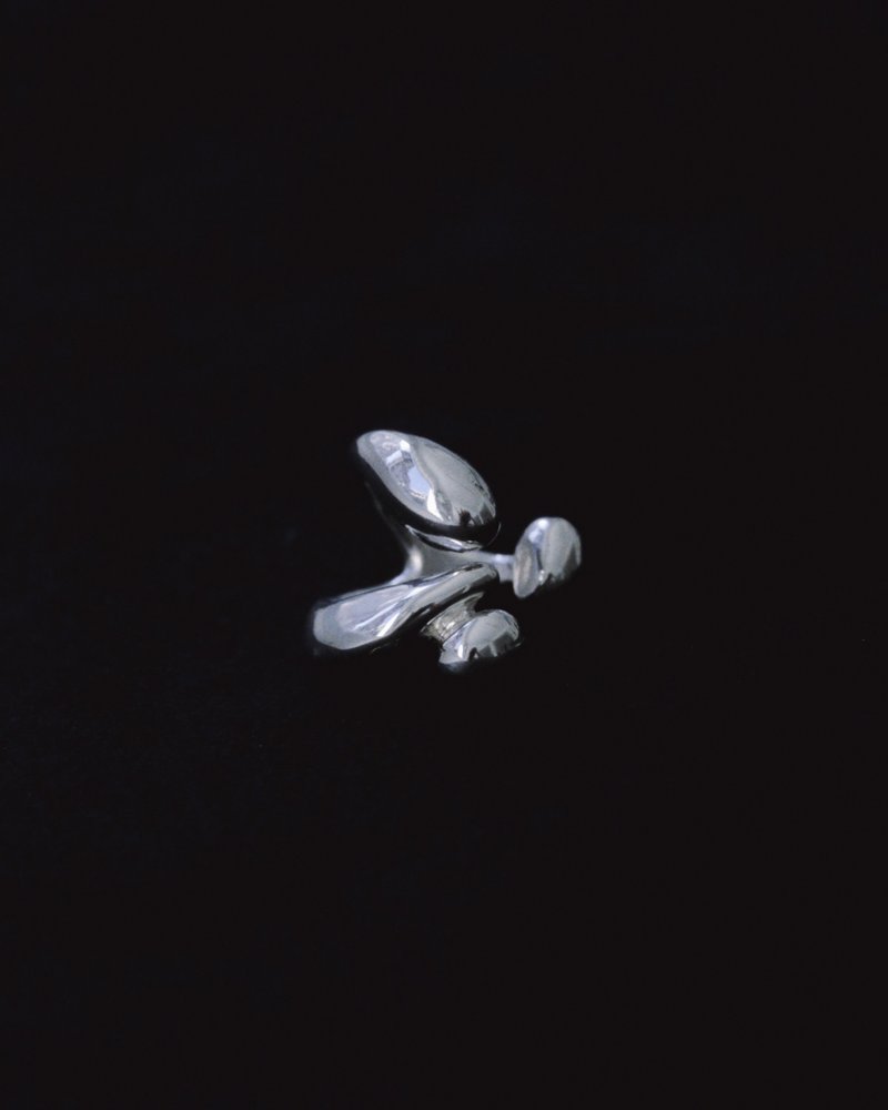 Tide Surge Ear Cuff 潮涌耳骨夹 - 耳环/耳夹 - 纯银 银色