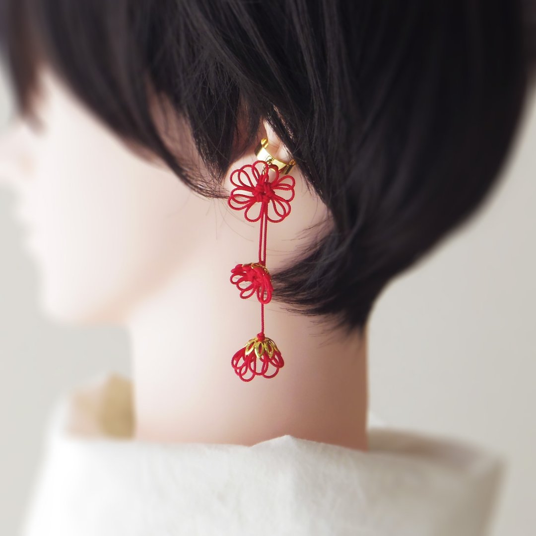 一条饰结耳挂。色彩・光点【轻量】适合浴衣、和服或日常穿着。 - 耳环/耳夹 - 其他金属 红色