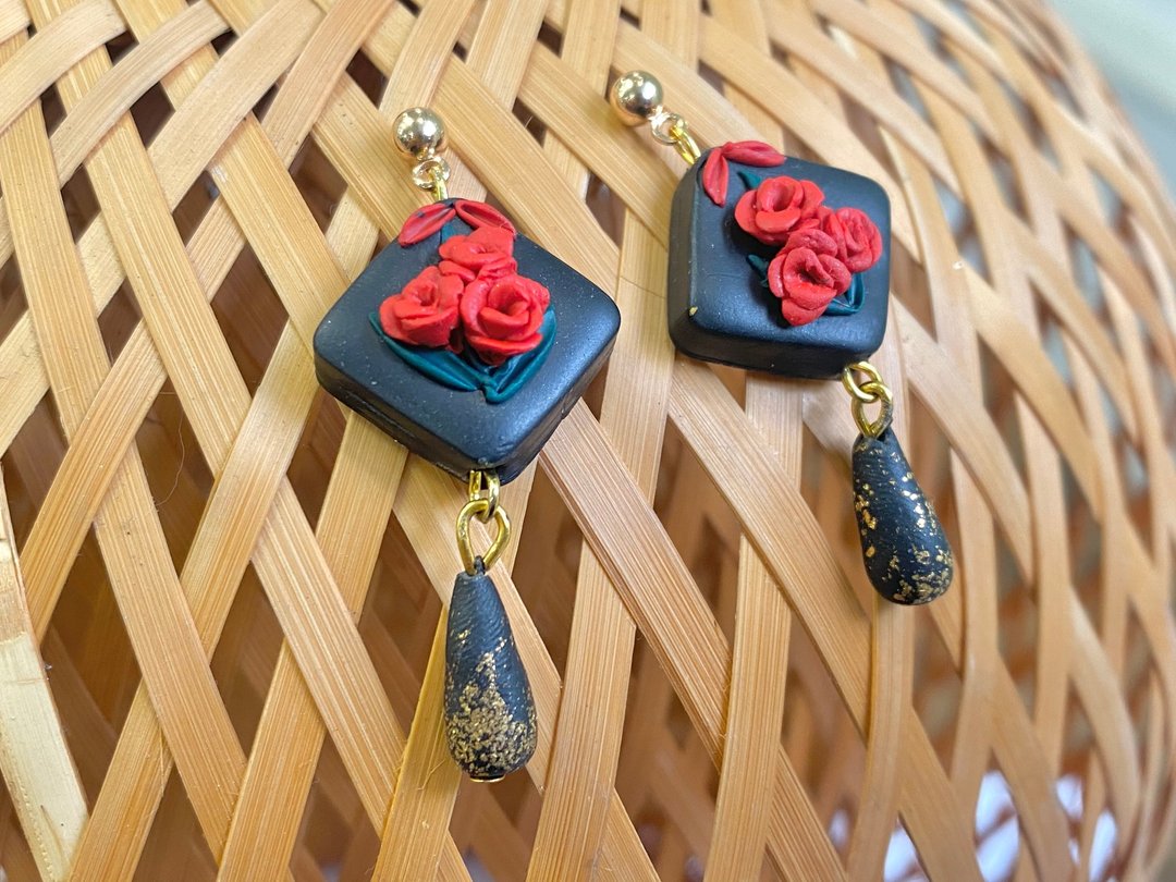 Polymer clay earrings Roses - 耳环/耳夹 - 粘土 黑色