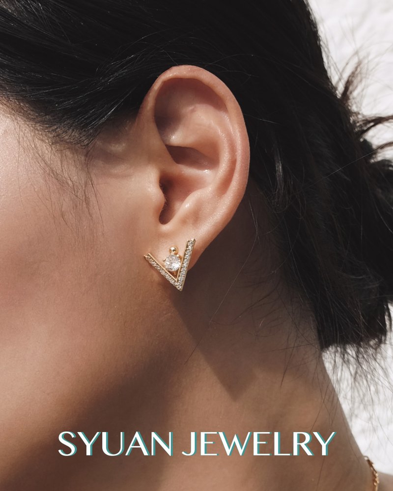 SYUAN JEWELRY|Soar 翱翔— 镀18K V字锆石925纯银耳针耳环 - 耳环/耳夹 - 其他金属 