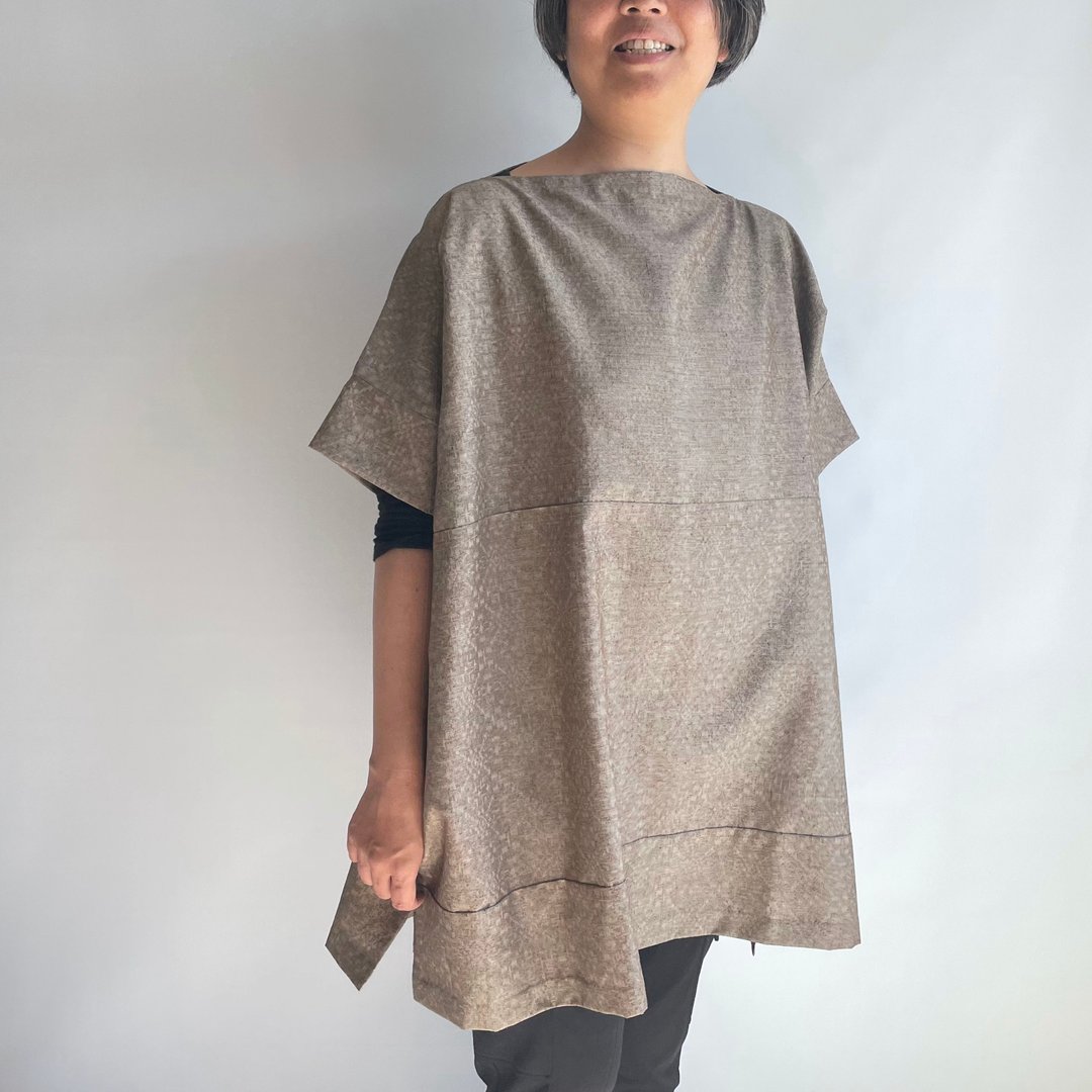 【独一无二】横裁宽版套头衫 附袖长版 全手工缝制 - 绢织䌷绸和服布料 浅褐色絣织纹 - 女装上衣 - 丝．绢 卡其色