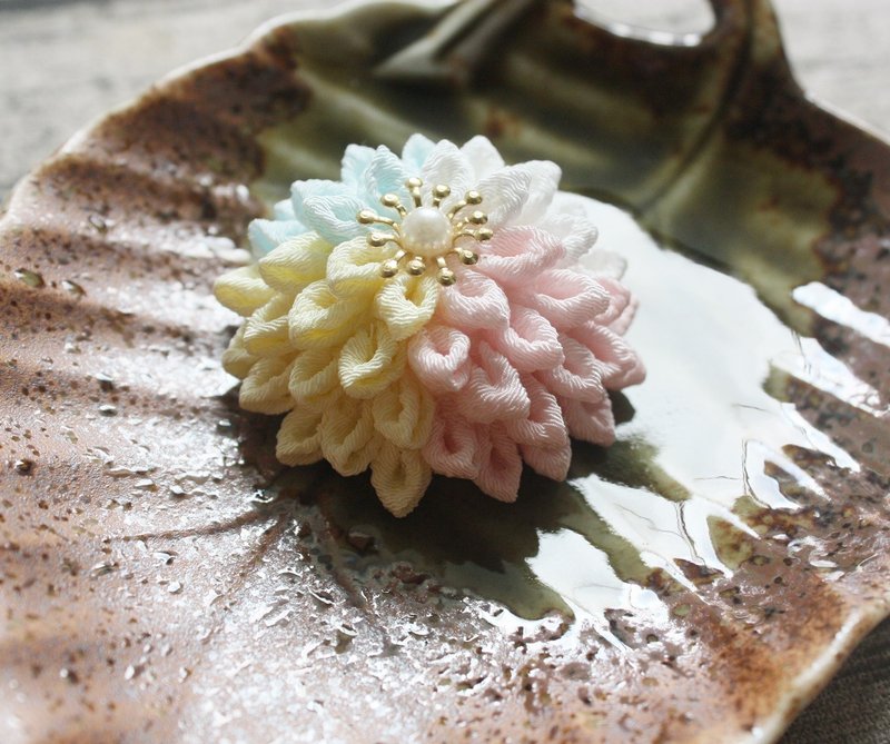 [Charlene Design]つまみ细工、四色剑菊(下单后开始制作) - 发饰 - 丝．绢 多色