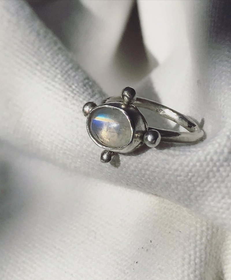 925纯银 彩虹月光石 戒指 II 原矿 II 阿尼玛戒指 - 戒指 - 纯银 银色