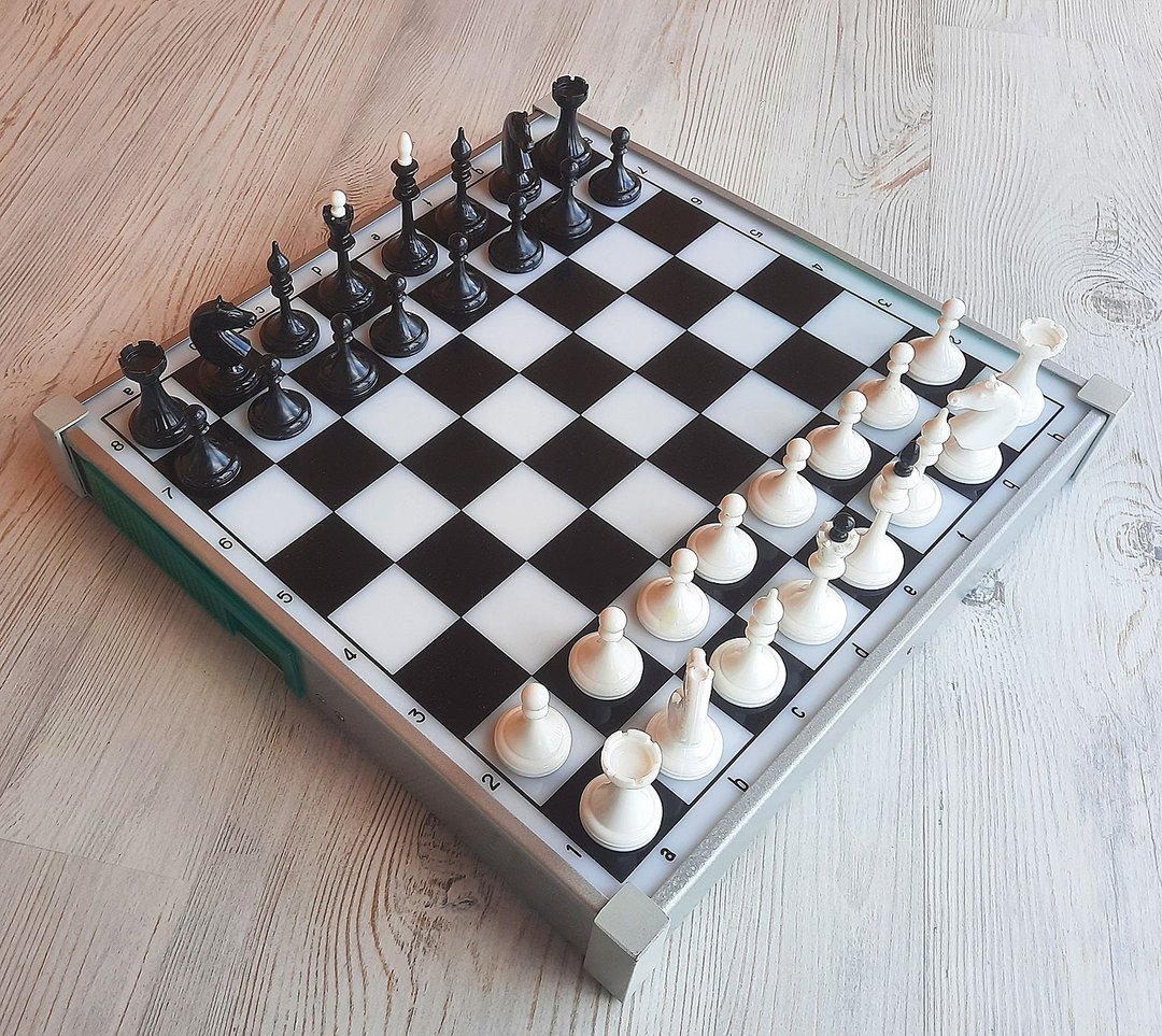 苏联 1960 年代塑胶西洋棋套装：白黑棋子与棋盘 - 桌游/玩具 - 塑料 