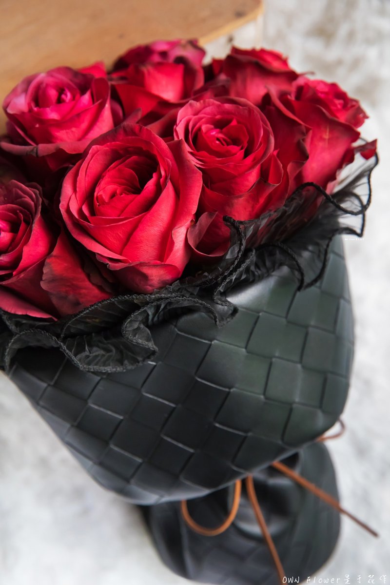 小香风花束附礼盒/香奈儿花束/永生花束/9朵厄瓜多尔尔大玫瑰/不凋花 - 干燥花/捧花 - 植物．花 黑色