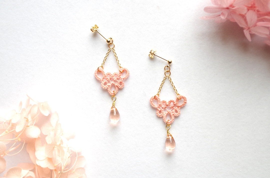Triangle earrings with tatting lace and Czech beads, cherry blossoms - 耳环/耳夹 - 棉 粉红色