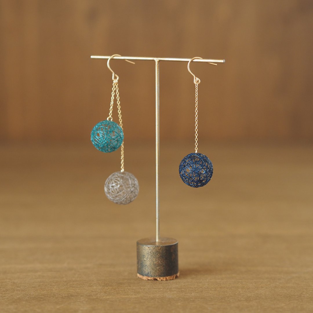 Hirari Thread Ball・Night Sky Navy Asymmetric Clip-On - 耳环/耳夹 - 丝．绢 蓝色