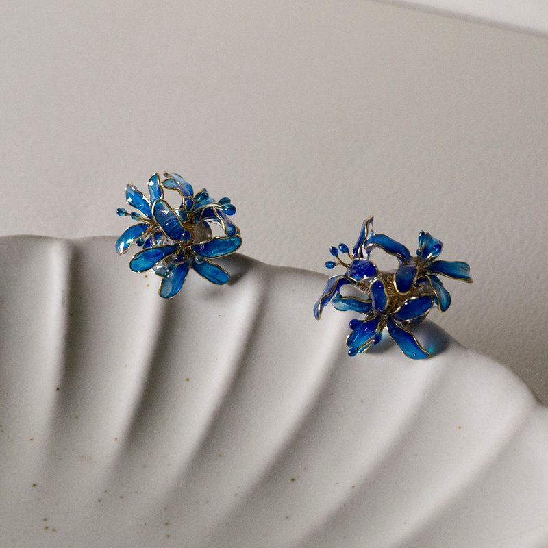 【定制化商品】曼珠沙华-树脂耳环 彼岸花 造花液 水晶花 树脂花 - 耳环/耳夹 - 树脂 蓝色