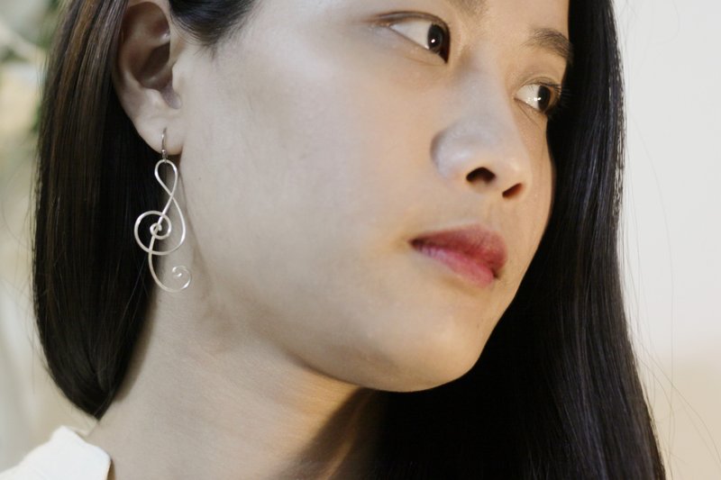 线绕音符耳环 - 耳环/耳夹 - 其他金属 银色
