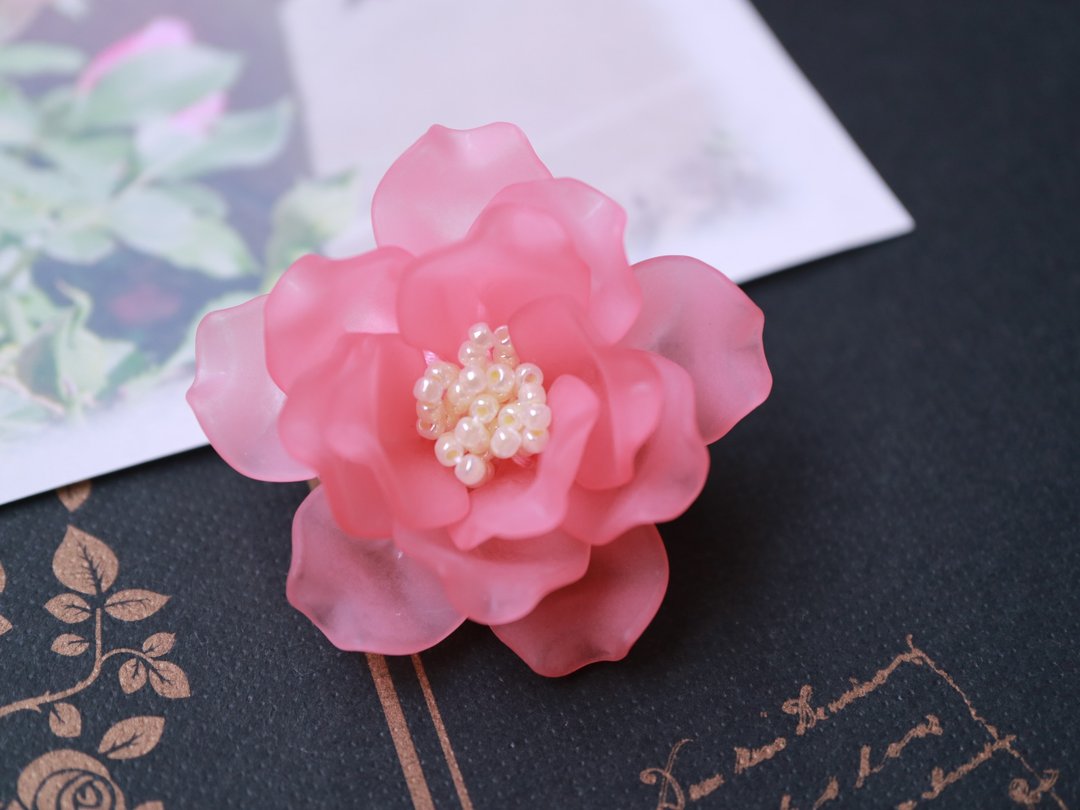 伊丽莎白女王 玫瑰胸针 轻量亚克力手工胸花 粉红优雅饰品 - 胸针 - 塑料 粉红色