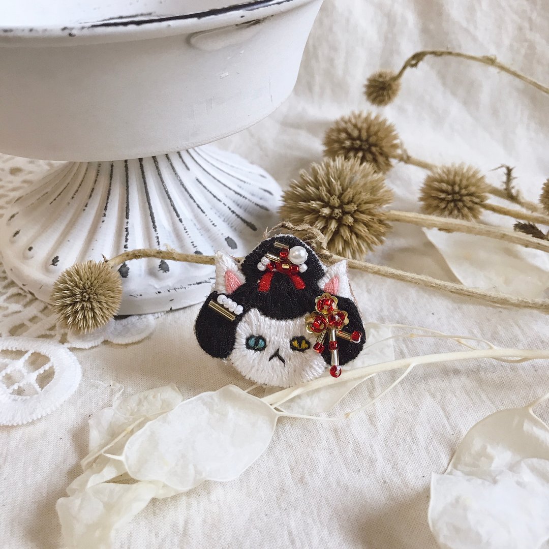 手作刺绣//花见艺伎猫别针 - 胸针 - 绣线 白色
