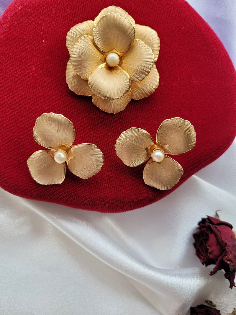 美国西洋古董饰品 / 哑光雾刷纹珍珠胸针/夹式耳环/套组Vintage - 徽章/别针 - 其他金属 