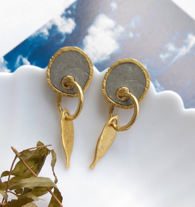 Vintage Jewelry 西洋古董饰品 双色 沙漠风情 小鱼坠 针式耳环 - 耳环/耳夹 - 其他金属 金色