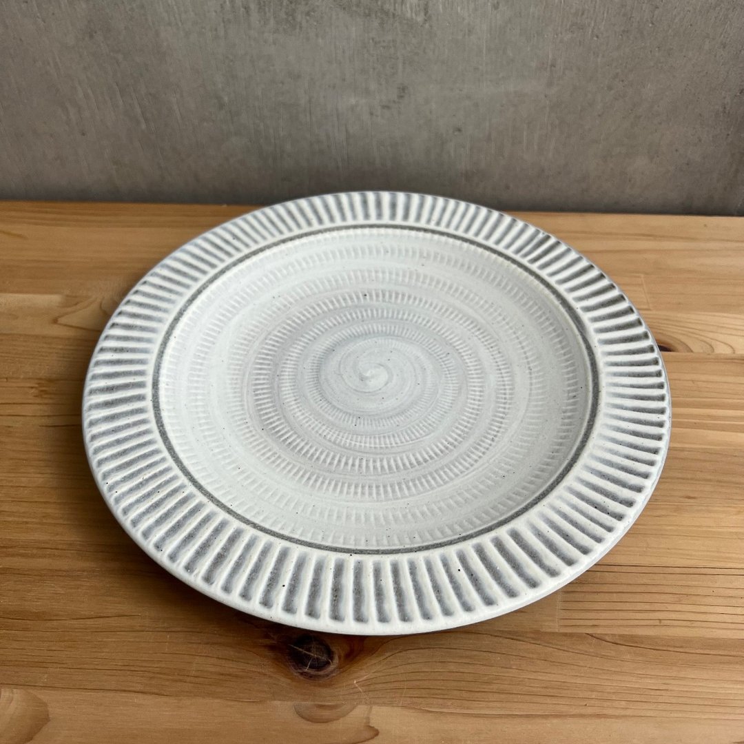 小石原烧 翁明窑元 边缘盘 大号 24.5cm 刷毛纹 中白 哑光 飞鉋 - 盘子/餐盘/盘架 - 陶 白色