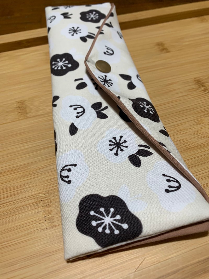 文青风环保纯棉筷袋 ~ 花舞 原麻白 日本 潮物 收纳 手作餐具袋 - 收纳用品 - 棉．麻 白色